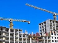 Почти половину строящегося жилья в России сдают с задержкой