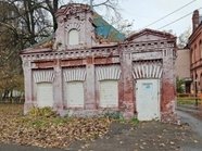 В Москве выставили на торги сторожку XIX века В Москве выставили на торги сторожку XIX века