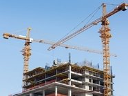 Выдача разрешений на строительство домов продолжает снижаться