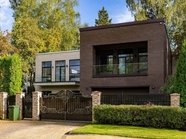 Дима Билан продаёт коттедж на Новой Риге