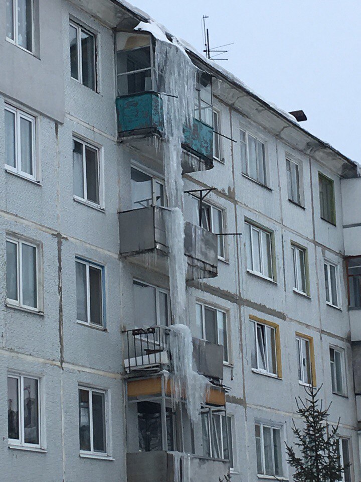 Соцсети обсуждают фото гигантской сосульки на пятиэтажке в Брянске