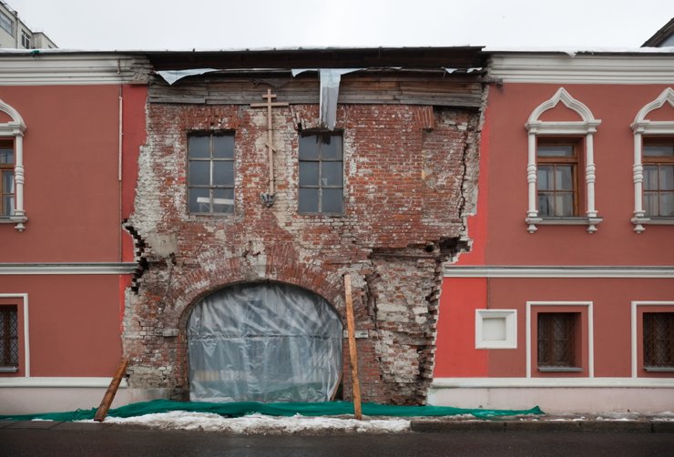 Следователи изучают «не аварийный» развалившийся дом в Дзержинске