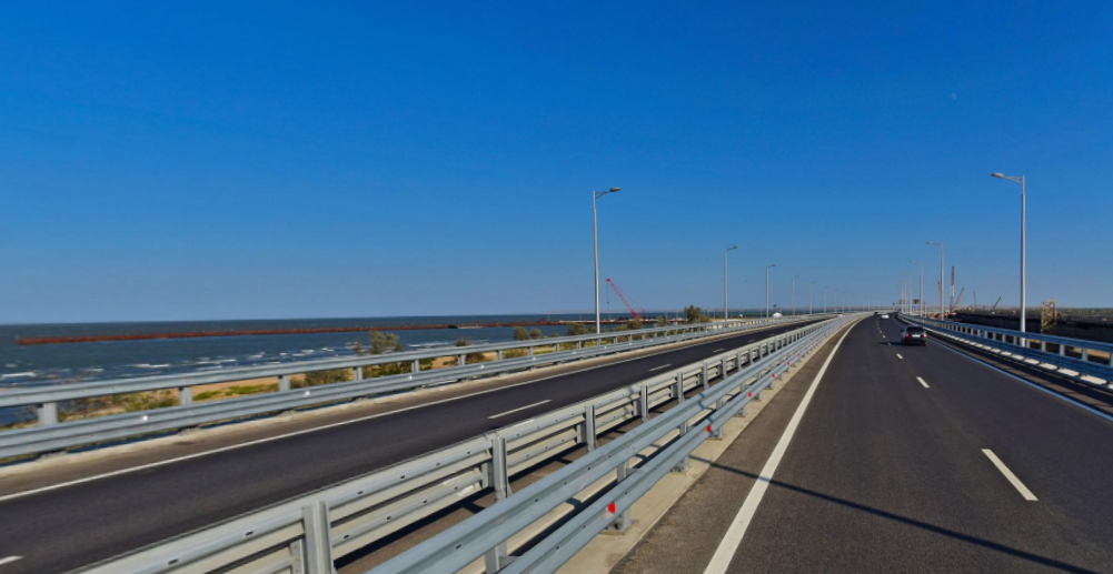 Железнодорожная часть Крымского моста свалилась в море