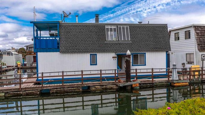 Том Хэнкс продает «плавающий дом» в Калифорнии