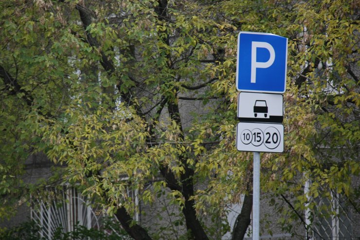 В Москве началась смена табличек с парковочными тарифами