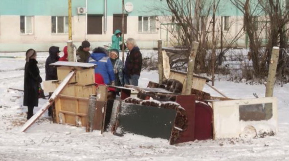 В Татарстане жителей аварийного дома выселили на улицу
