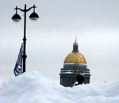 Петербуржцам предложили убирать снег за гонорар