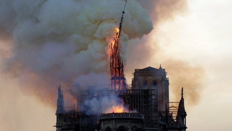 Сгорел Собор Парижской Богоматери