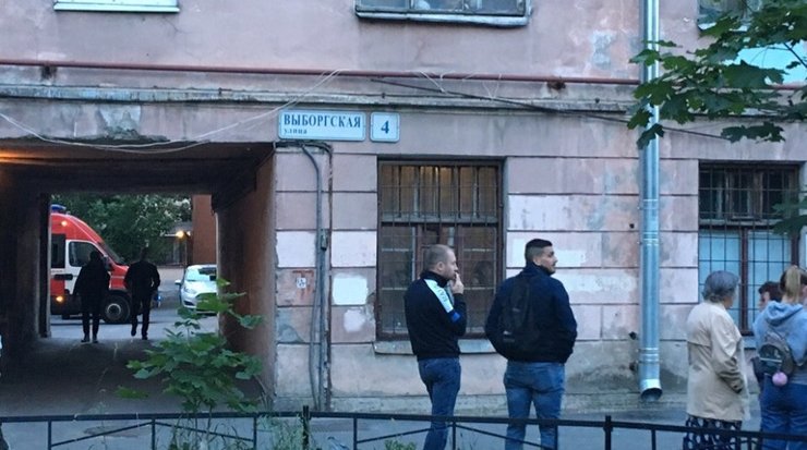 В Петербурге жителей многоэтажки эвакуировали из-за трещины в стене