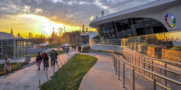 В «Зарядье» появился виртуальный гид по достопримечательностям