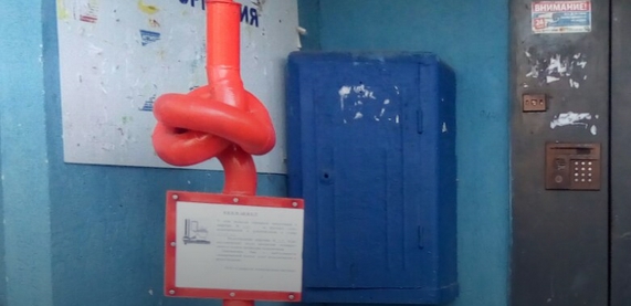 В Самаре у подъездов должников за ЖКУ установили узлы из труб
