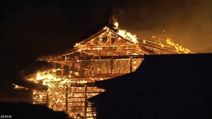 В Японии полностью сгорел древний замок Сюри
