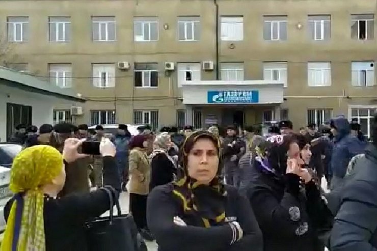 В Дагестане из-за плохого отопления женщины штурмовали офис «Газпрома»