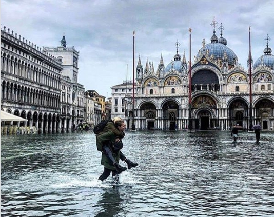 В Венеции затопило исторические здания