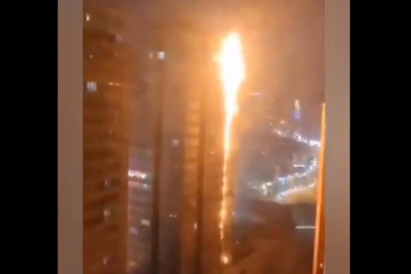 В Китае пожар охватил высотку
