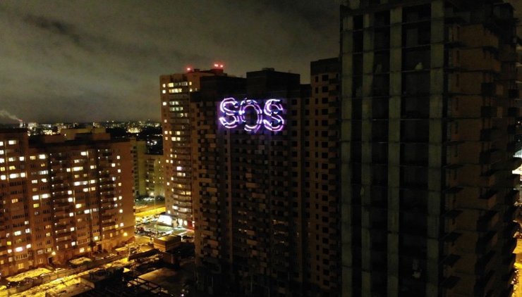 На фасаде долгостроя в Подольске появился светящийся призыв «SOS»