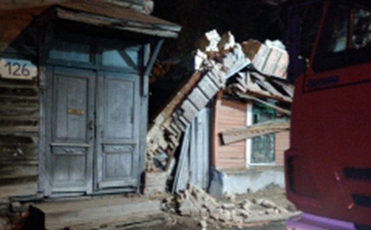 В Самаре рухнула стена ветхого жилого дома