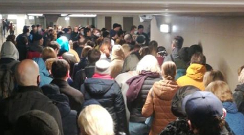 Введение пропусков привело к пробкам на въездах в Москву и очередям в метро