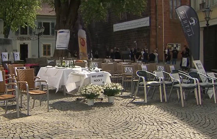 Немецкие рестораторы выставили на улицы пустые стулья