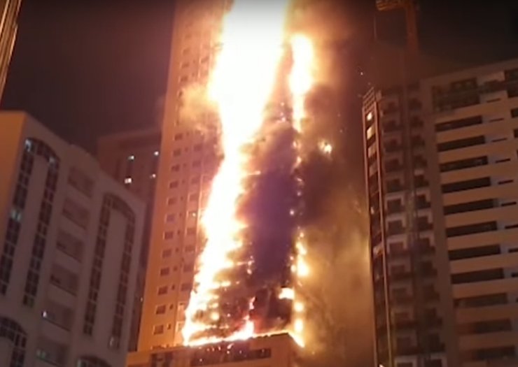 В ОАЭ произошел пожар в жилом небоскребе