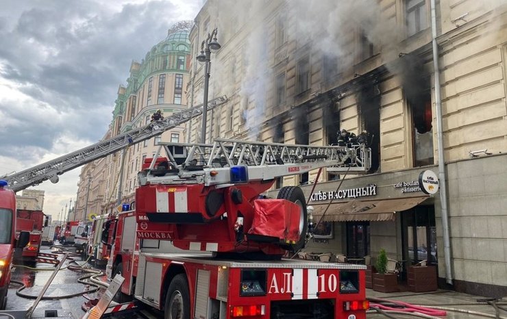 Движение на Тверской улице перекрыто из-за пожара