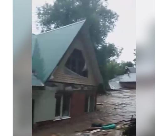 В Рузе из-за прорыва дамбы смыло водой два дома