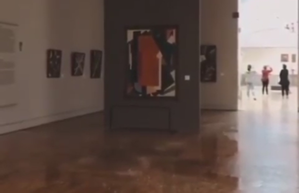 В Москве затопило Третьяковскую галерею. Экспонаты эвакуировали