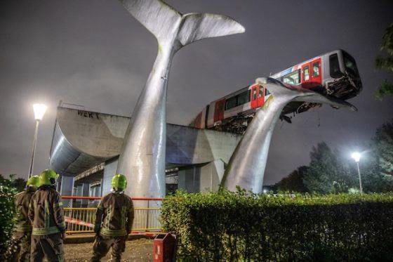 Арт-инсталляция удержала поезд от падения в канал