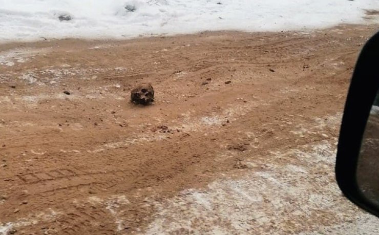 В Иркутской области дорогу посыпали от гололеда песком с человеческими костями