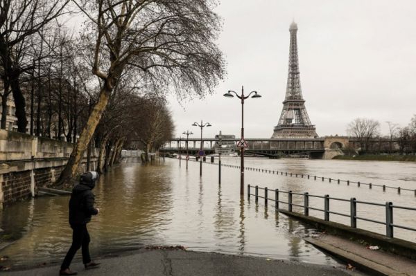 Река Сена затопила набережные в центре Парижа