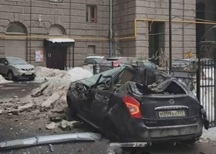 В Москве обломки фасада рухнули на автомобиль