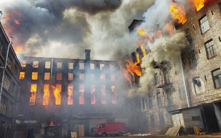 В Санкт-Петербурге горит здание «Невской мануфактуры»