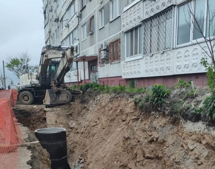 Во Владивостоке многоэтажка «расходится по швам»