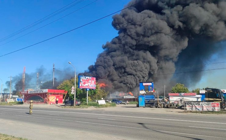 В Новосибирске в районе пожара на АГЗС взрывной волной выбило около 100 окон