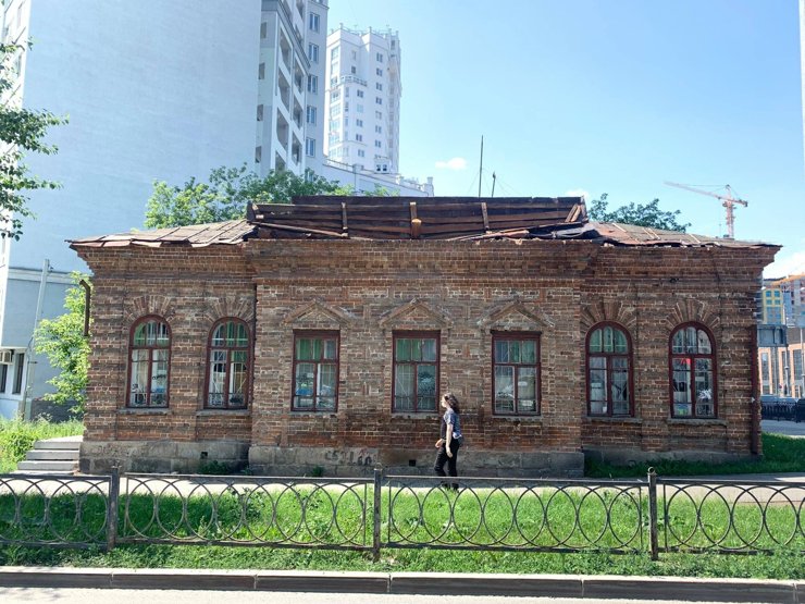 В Екатеринбурге ветер сорвал крышу старинного здания на ВИЗе