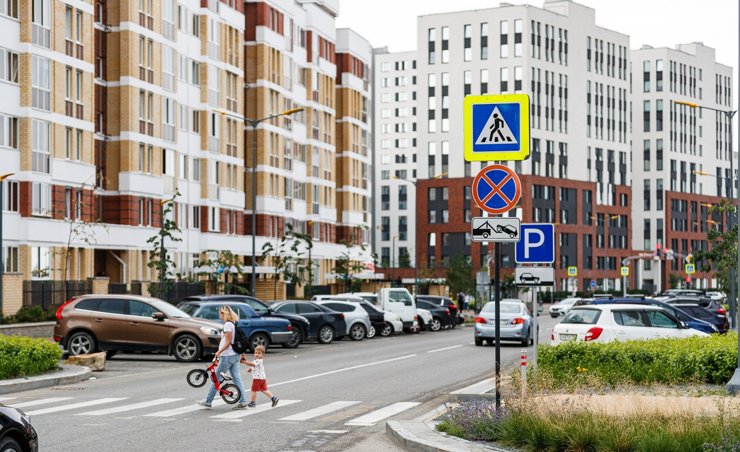 Мэр Екатеринбурга поддержал идею создания платных парковок у новостроек