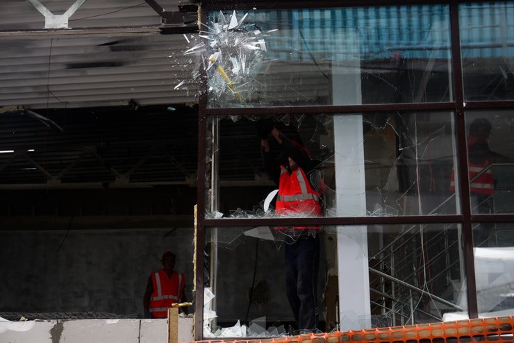 В Новосибирске начали сносить павильон с рестораном на Речном вокзале