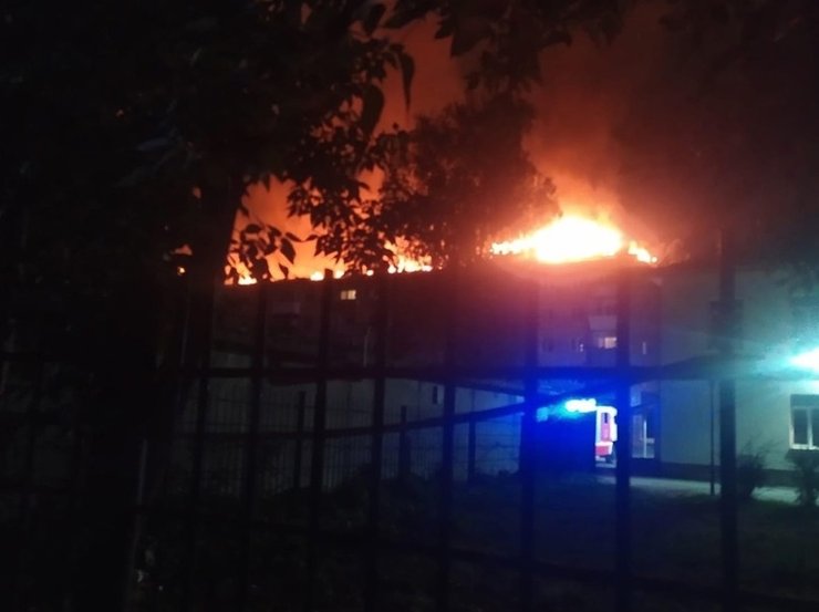 В Екатеринбурге пожар уничтожил крышу пятиэтажки на Мичурина