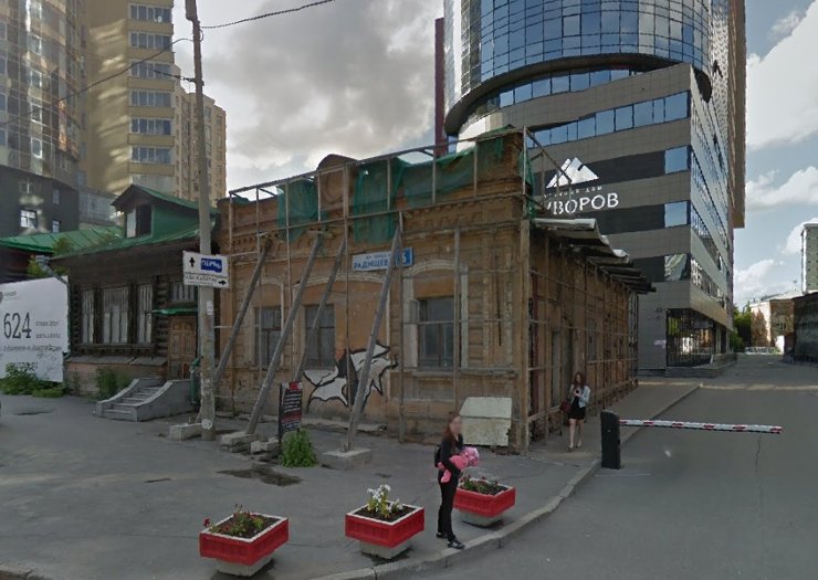В центре Екатеринбурга рухнуло заброшенное здание-памятник