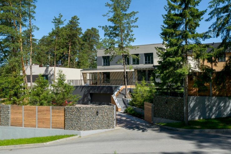 Коттедж бывшего депутата на берегу Обского водохранилища выставили на продажу