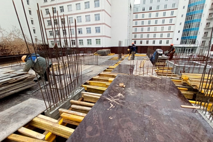 В Екатеринбурге возобновилось строительство проблемной высотки во Втузгородке