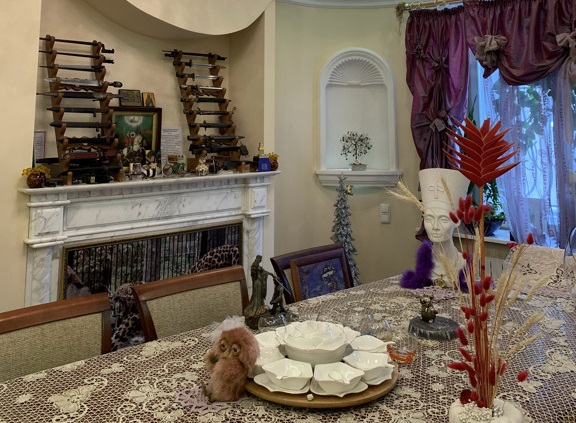 В Новосибирске за 30 млн рублей продают квартиру с коллекцией кинжалов и жар-птицей