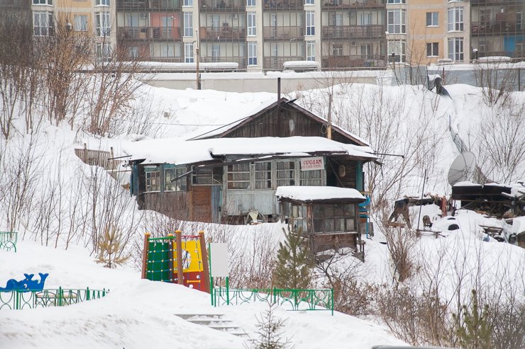В Новосибирске за деревянную избу во дворе огромного ЖК попросили 15 млн рублей