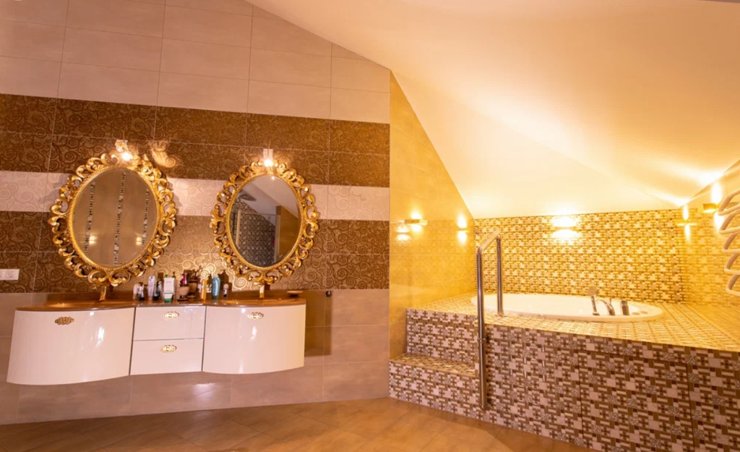 Под Новосибирском выставили на продажу особняк с золотой ванной