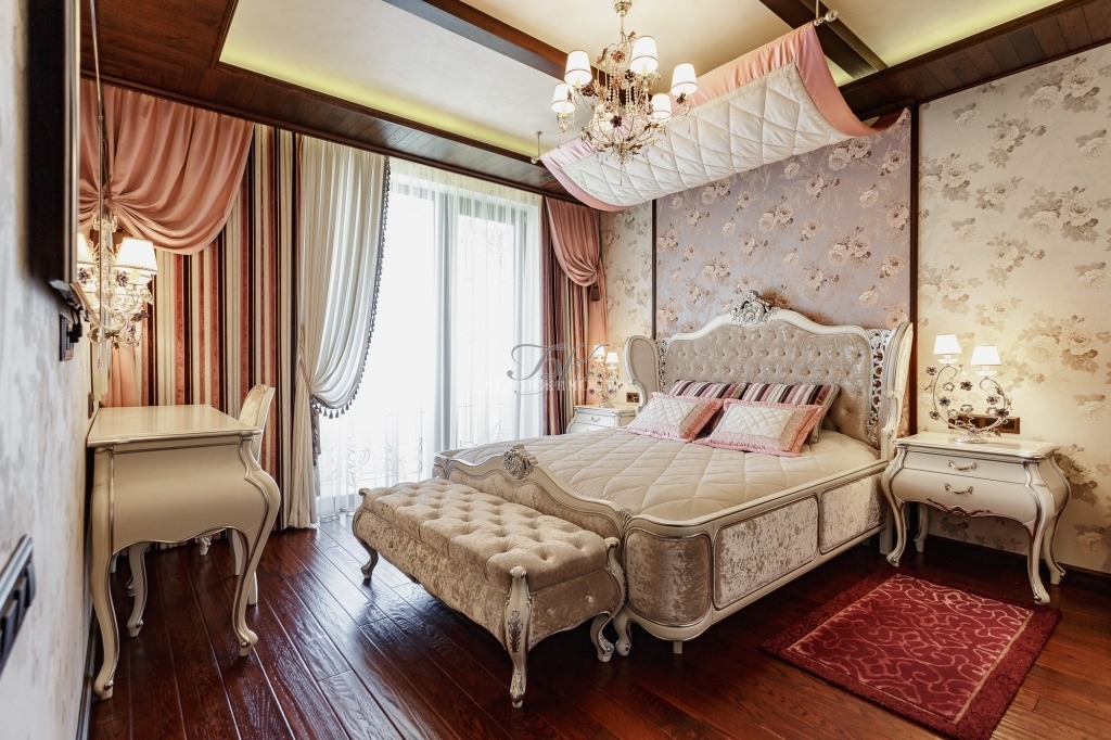 В Новосибирске за 28 млн рублей продают квартиру в античном стиле