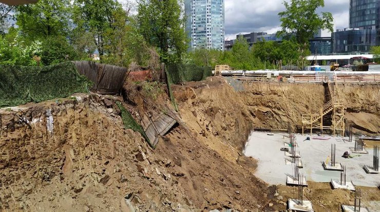 В Екатеринбурге из-за строительства гастромолла частично обрушился сад Казанцева