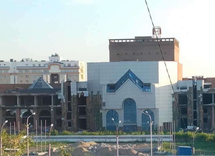 В Новосибирске начали сносить недостроенный ДК «Сибсельмаш»