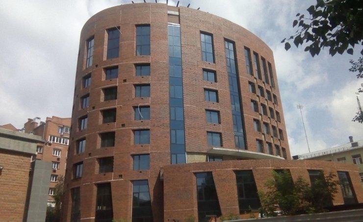 В центре Новосибирска достроили бионический дом с одним углом