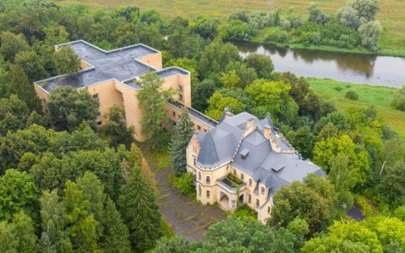 Замок на Рублевке в стиле викторианской неоготики продадут с торгов