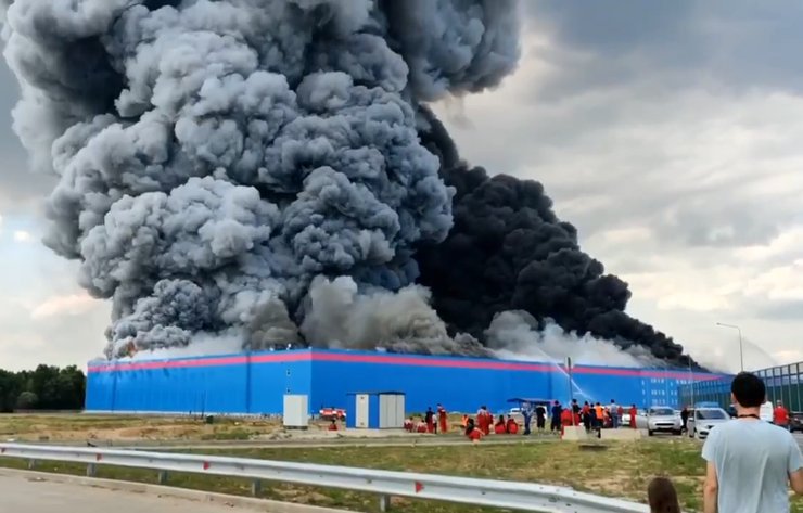 В Подмосковье произошел серьезный пожар на складе Ozon В Подмосковье произошел серьезный пожар на складе Ozon